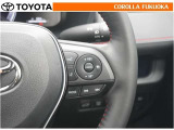 高速道路などを一定の速度で走行したい場合に、スイッチを操作することでアクセルペダルを踏まずに定速走行できます。