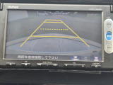 駐車時の安全確認をサポートするバックカメラも使用できます。インターナビで様々な情報を得ることもできます。