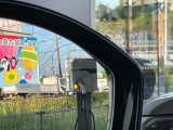 ブラインドスポットモニターは、左右斜め後ろを平行して走る車を認識し、車線変更の際に危険を察知するとドライバーへ警告を促します。夜・雨・トンネル内など走行時の環境が悪い時ほど便りになる機能です!