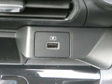 USBソケット 走行中にスマートフォンやタブレット端末を充電することができます。