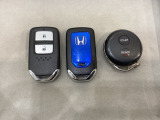 スマートキーを装備しています。鍵を差し込むことなくドアロックの開け閉めと、スタートボタン操作でのエンジンスタートができます。加えて、純正リモコンエンジンスターター用の操作キーもついています。