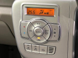 【オートエアコン】一度お好みの温度に設定すれば、車内の温度を検知し風量や温度を自動で調整。暑い&hellip;寒い&hellip;と何度もスイッチ操作をする必要はありません。快適な車内空間には必須の機能ですね♪