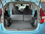 セカンドシートを倒せばフラットになり、広いラゲッジスペースができます。