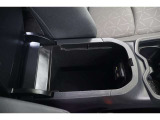 運転席からも助手席からも使いやすいセンターコンソールボックスを装備。ボックス内には給電用USBを備えています。iPhoneやスマートフォンの充電など、車内にあると便利なアイテムのひとつですね!