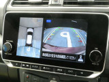 空の上から見下ろすように車の全周囲が表示されるアラウンドビューモニター☆駐車が得意になるとお出掛けも楽しくなります♪