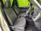 運転席まわりには十分なスペースがあり、大柄な方でもゆったり運転していただける環境です。