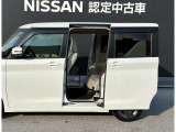 両手が塞がっていても足先をスッと入れてサッと引くだけで自動開閉する「ハンズフリーオートスライドドア(左側)」!両手で荷物や眠ったお子様を抱えていてもドアハンドルに触れずにスマートに開け閉めできます♪