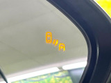 【ブラインドスポットモニター】走行中、ドアミラーの死角になりやすい箇所に後続車が接近するとサイドミラーのレンズに警告を表示!ドライバーに注意喚起をしてくれます。