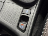 【電子パーキングブレーキ】指先ひとつでサイドブレーキの操作が可能です。信号待ちなどでブレーキペダルから足を離しても停止状態を保持する「ブレーキホールド機能」も搭載。