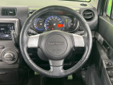 インテリアに合わせたデザインのステアリングは、運転される方のことも考え、運転しやすい形状、大きさです。是非一度、実際に触ってお確かめください。