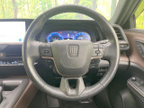 インテリアに合わせたデザインのステアリングは、運転される方のことも考え、運転しやすい形状、大きさです。是非一度、実際に触ってお確かめください。