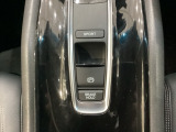 セレクトレバーの下に電子制御パーキングブレーキがあります。スイッチひとつで、停車した地点の傾斜などをシステムが検知・判断してブレーキ力を自動的に最適制御し、しっかり停車できるパーキングシステムです。