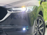 【LEDヘッドライト】悪天候や夜間走行時も良好な視界を確保し安心して運転できる高輝度LEDヘッドライトを装備!点灯速度が早く、消費電力も抑えられています。