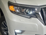 【LEDヘッドライト】悪天候や夜間走行時も良好な視界を確保し安心して運転できる高輝度LEDヘッドライトを装備!点灯速度が早く、消費電力も抑えられています。