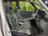 運転席まわりには十分なスペースがあり、大柄な方でもゆったり運転していただける環境です。