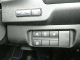 ステアリングヒーターやエマージェンシーブレーキのボタンを運転席右側に配置しております