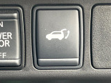 【パワーバックドア】スマートキーや運転席のボタンを押すだけでリアゲートが自動で開閉します!荷物を持っている時や、高い位置にあるバックドアを閉める際に便利な機能です♪