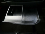 スライド式のドリンクホルダーが使い勝手良いです。ミニテーブルにもなりますよ♪