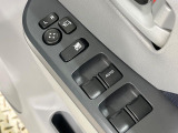 【電動格納ミラー】サイドミラーは電動格納式となっており、狭い駐車場でもキズがつくリスクを抑えられます。