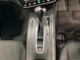 CVT車のセレクトレバーです。低速から高速まで、変速ショックのないスムーズな走りと、エンジン効率のよい領域を維持して燃費にも貢献します。サイドブレーキはスイッチ操作の電子制御パーキングブレーキです。