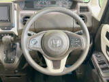 インテリアに合わせたデザインのステアリングは、運転される方のことも考え、運転しやすい形状、大きさです。是非一度、実際に触ってお確かめください。