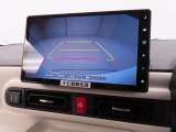 後退時に車両の後ろ側をモニター画面に表示します。車庫入れなどでバックする際に後方確認ができて便利です。車庫入れが苦手な人もこれで安心。