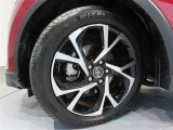トヨタ純正アルミホイール。タイヤサイズは225/50R18です。