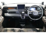 操作性に優れた運転席となります!小物入れや各ボタンの配置にこだわり、使いやすいです!座り心地もよく視認性も良好なのでロングドライブもお任せ下さい!