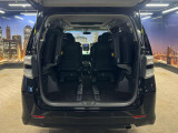 【トランクスルー】トランクスペースも充分な広さがございます。ゴルフバッグも収納可能です。後部座席からのトランクの荷物も取ることができます。