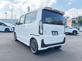 後ろ姿とサイドのバランスが分かる一枚。テール周りの印象や角の状態、荷室のイメージも掴めます。