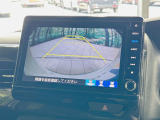 【バックカメラ】駐車時に後方がリアルタイム映像で確認できます。大型商業施設や立体駐車場での駐車時や、夜間のバック時に大活躍!運転スキルに関わらず、今や必須となった装備のひとつです!