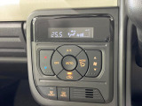 【オートエアコン】一度お好みの温度に設定すれば、車内の温度を検知し風量や温度を自動で調整。暑い&hellip;寒い&hellip;と何度もスイッチ操作をする必要はありません。快適な車内空間には必須の機能ですね♪