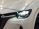 【LEDヘッドライト】悪天候や夜間走行時も良好な視界を確保し安心して運転できる高輝度LEDヘッドライトを装備!点灯速度が早く、消費電力も抑えられています。