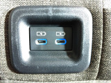 便利な充電用USBジャックも付いています。