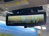 【スマートリヤビューミラー】後席の大きな荷物や同乗者で後方が確認しづらい時でも安心!カメラが撮影した車両後方の映像をルームミラー内に表示。クリアな視界で状況の確認が可能です!