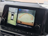 アラウンドビューモニター。上空から見下ろしているかのような映像を映し出して周囲を確認し、スムースな駐車をアシストします。
