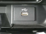 USBソケット 走行中にスマートフォンやタブレット端末を充電することができます。