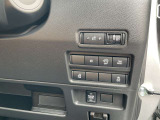 運転席右側にスイッチがあります。運転席に座っていてもスイッチを押すと左電動スライドドアの開閉ができます。