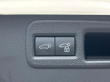 【パワーバックドア】スマートキーや運転席のボタンを押すだけでリアゲートが自動で開閉します!荷物を持っている時や、高い位置にあるバックドアを閉める際に便利な機能です♪