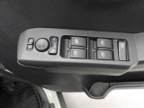 パワーウィンドウのスイッチです。 運転席に居ながら助手席の窓を開け閉めできるので便利ですよ。 ロック機能も付いてるので子供がイタズラして窓を開けるという事もできなくできますよ。