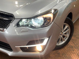 【HIDヘッドライト】非常に明るく前方を照らしてくれるので、悪天候や夜間の走行時も視界良好で安心してお乗りいただけます。