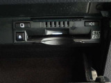 運転席お膝元にETCカード挿入口がございます。