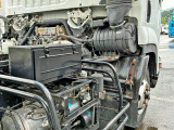 運転席側に工具箱が付いています。
