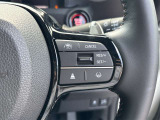 【クルーズコントロール】アクセル操作なしで一定速度を保つ機能。先行車との距離を自動調整する追従型が主流で、高速走行時の疲労を劇的に軽減します。長距離移動が多いお客様への商談では必須の快適装備です。