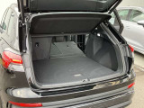 開口部が低く設定されているので、荷物の積み下ろしがスムーズに行えます。更に分割可倒式リアシートの採用でシートのバックレストを倒すと、大きく長い荷物も積み込めます。