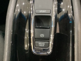 セレクトレバーの下に電子制御パーキングブレーキがあります。スイッチひとつで、停車した地点の傾斜などをシステムが検知・判断してブレーキ力を自動的に最適制御し、しっかり停車できるパーキングシステムです。