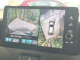 【マルチビューカメラシステム】専用のカメラにより、上から見下ろしたような視点で360度クルマの周囲を確認することができます☆死角部分も確認しやすく、狭い場所での切り返しや駐車もスムーズに行えます。