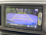 【バックカメラ】駐車時に後方がリアルタイム映像で確認できます。大型商業施設や立体駐車場での駐車時や、夜間のバック時に大活躍!運転スキルに関わらず、今や必須となった装備のひとつです!