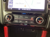 エアコンはオート機能でお好みの温度に調整可能です。オールシーズン快適にドライブできます!