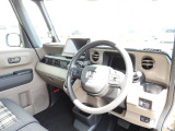 ★運転席周辺★大きなフロントガラスで見晴らしよく運転しやすい設計と、広くてゆとりのある運転席。楽な姿勢で座ることが出来るので長時間の運転でも疲れにくいですし体もぶれにくく工夫されています!